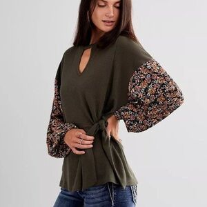 Buckle Daytrip Thermal Floral sleeve top side tie top medium